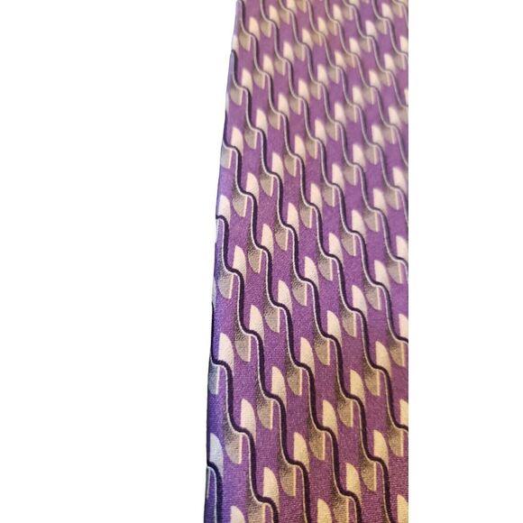 VIntage Van Heusen Mens Necktie Tie Purple Geometric 100% Silk Handmade - Picture 1 of 13